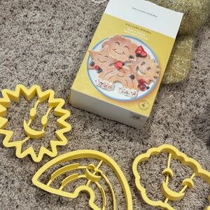 Williams Sonoma Cheerful Yellow Pastry Molds